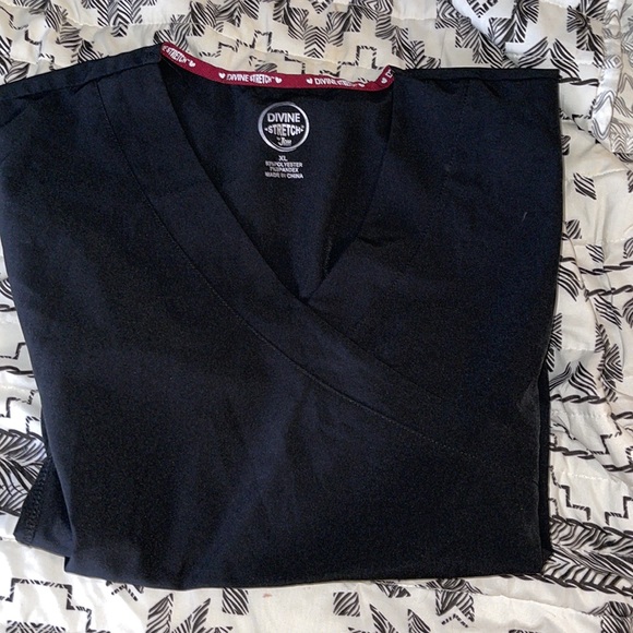 SCRUB TOP - Picture 2 of 3